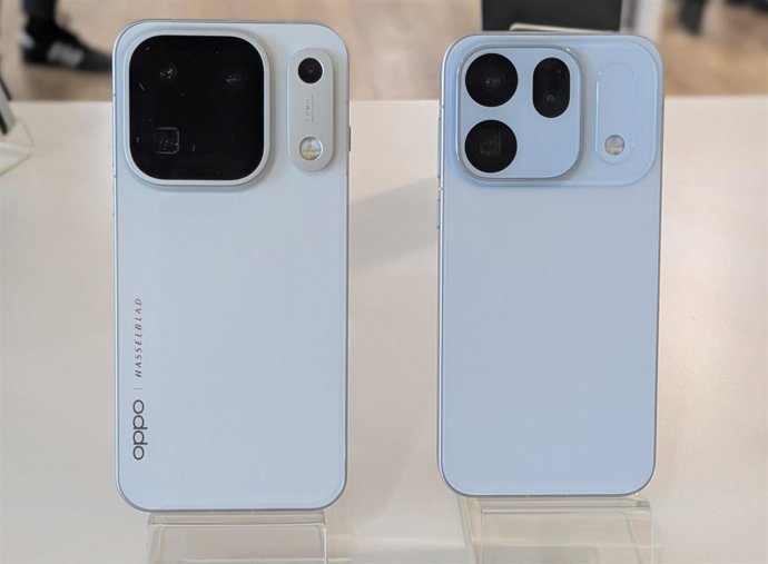 OPPO Find X10 Pro Max en color blanco y OPPO Find X10 en color Gris niebla