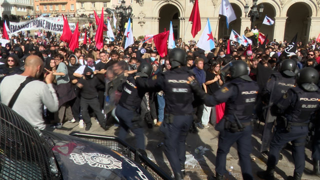 Disturbios y cargas policiales en A Coruña contra la protesta ante un acto de Ab