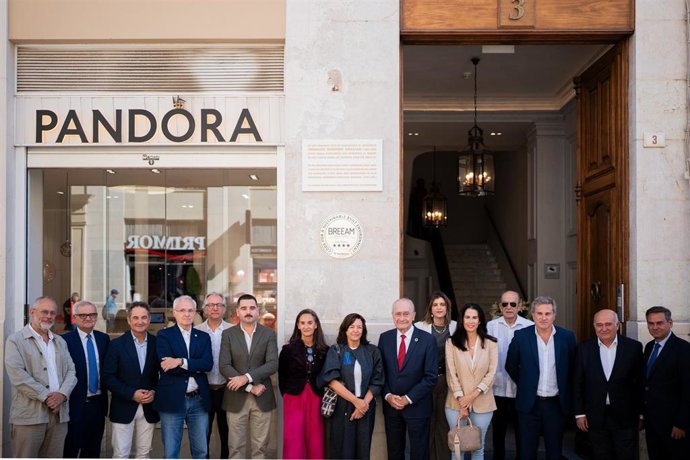 El Colegio de Arquitectos de Málaga rinde homenaje a Guerrero Strachan con una placa en su antigua casa-estudio.