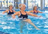 Foto: Entrenar la fuerza en el agua mejora la salud ósea de la cadera en mujeres mayores