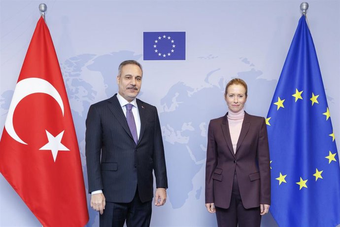 La Alta Representante de la Unión Europea para Política Exterior, Kaja Kallas, posa junto al ministro de Exteriores turco, Hakan Fidan, antes de mantener una reunión en Bruselas.