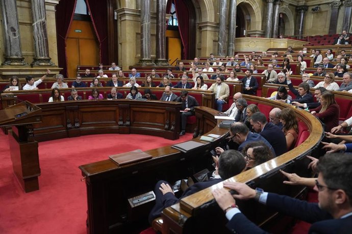 Votación en un pleno del Parlament