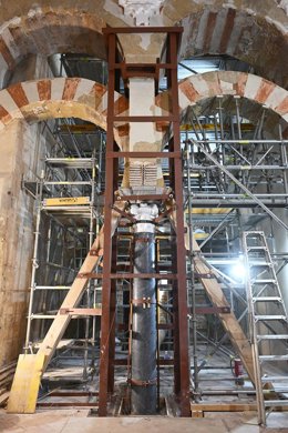El equipo técnico del Cabildo sustituye con éxito la columna dañada en el incendio de la Mezquita.