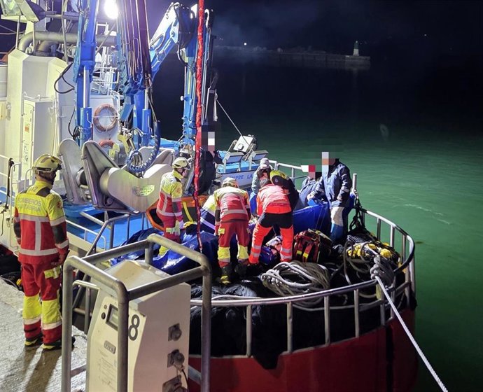Evacuación de un pescador herido en el puerto de Santoña