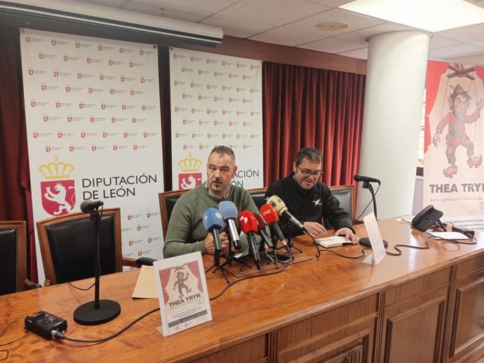 El diputado de Cultura, Arte y Patrimonio, Emilio Martínez (izquierda), y el responsable de la compañía berciana Nath Teatro, Andrés Campelo, en la presentación de la campaña de teatro escolar del ILC 'Thea Tryn'.