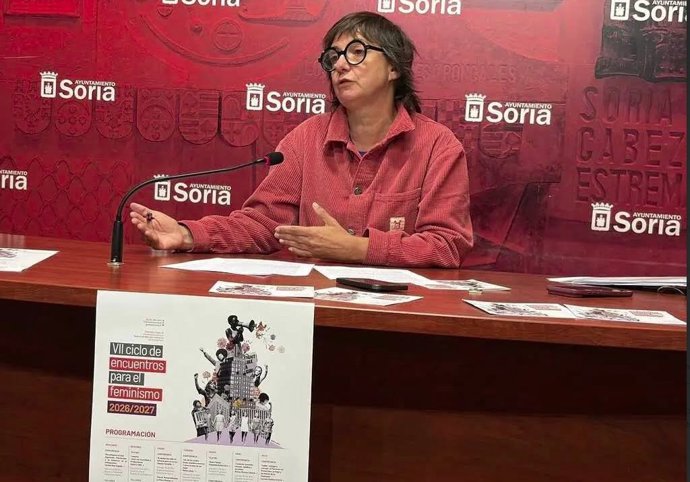 La concejal de Igualdad, Gloria Gonzalo, explica el Ciclo de Encuentros para el Feminismo de Soria.