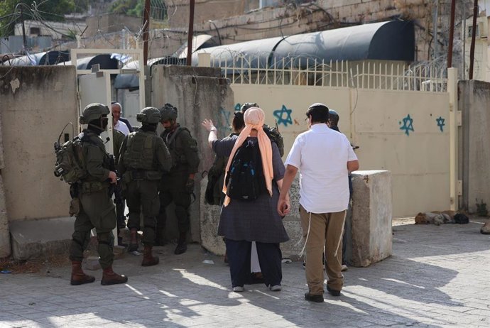 Colonos israelíes en la ciudad vieja de Hebrón, en Cisjordania