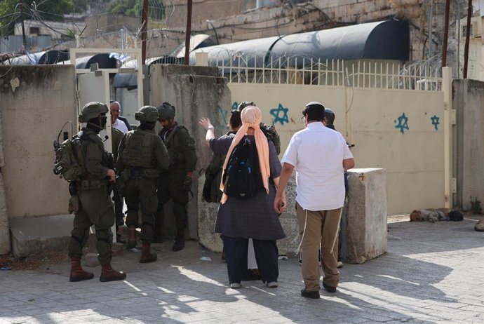 30 de setembro de 2026, Hebron, Palestina, Estado de: HEBRON, CISJORDÂNIA OCUPADA, 30 DE SETEMBRO DE 2026: Colonos israelenses caminham pela Cidade Velha de Hebron sob a proteção das forças israelenses durante as comemorações do feriado judaico de Sucot. 