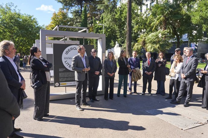 AECID inaugura la exposición de fotografías de Daniel Mordzinski sobre escritores Iberoamericanos, con la presencia de la secretaria de Estado para Iberoamérica y el Caribe y el Español en el Mundo, Susana Sumelzo, a 21 de octubre de 2026, en Madrid.