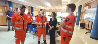 María Jesús Campos conversa con responsables del Centro de Emergencias Sanitarias 061 de Córdoba, durante su visita al mismo.