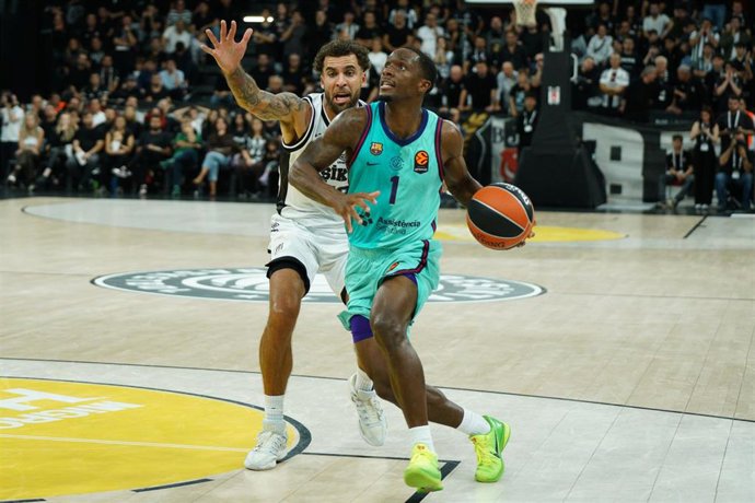 El jugador del FC Barcelona Umoja Gibson (d) ante Scottie Wilbekin (i), del Besiktas, durante el partido de Euroliga