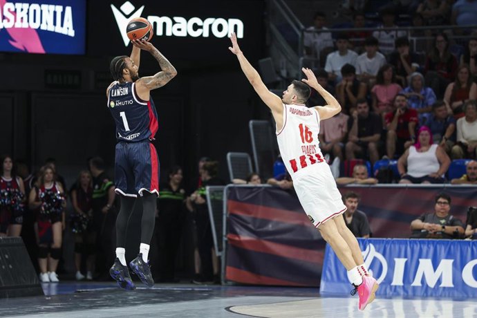El jugador del Kosner Baskonia AJ Lawson tirando de tres ante el Olympiacos en el encuentro de Euroliga.