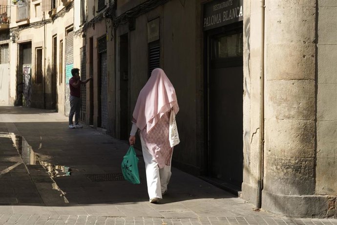 Archivo - Varias personas caminan por el barrio del Raval, a 5 de agosto de 2026, en Barcelona, Cataluña (España).