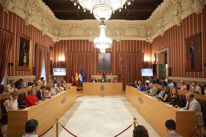 Archivo - Sevilla.-Bronco debate de Sanz y Muñoz en el pleno: "Sólo me faltaba por ver su papel de protagonista de circo" 