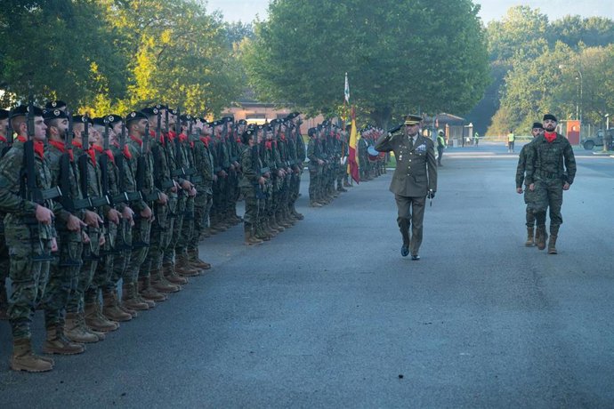 El JEME, el general de Ejército Amador Enseñat y Berea, pasa revista a una formación del Regimiento de Infantería Garellano 45.