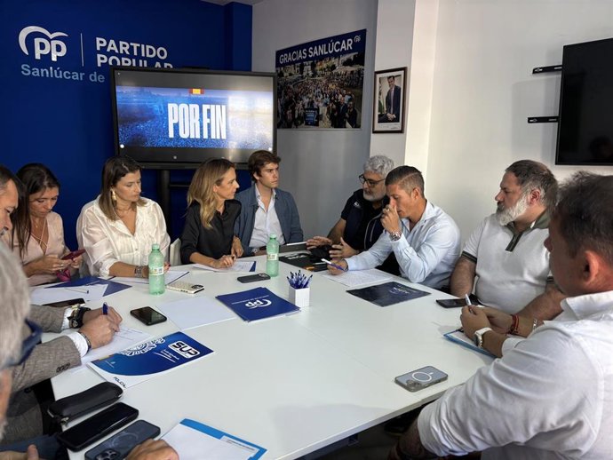 Cayetana Álvarez de Toledo con representantes de las Fuerzas y Cuerpos de Seguridad en Sanlúcar de Barrameda.