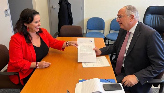 Ana Miranda con el comisario de Pesca