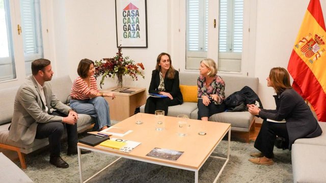 La ministra de Juventud e Infancia, Sira Rego, en una reunión con ACNUR, a 21 de octubre de 2026.