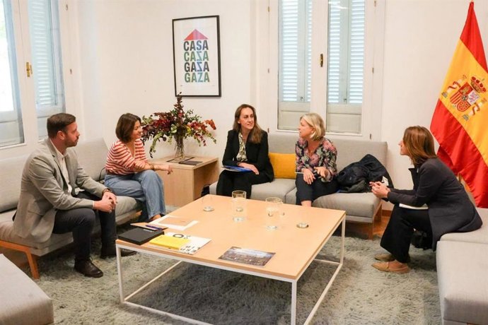 La ministra de Juventud e Infancia, Sira Rego, en una reunión con ACNUR, a 21 de octubre de 2026.