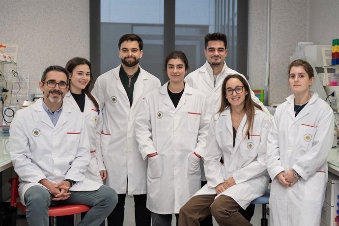 Juan José Quereda (esq.) i Juliette Poujol de Molliens (dta.) junt amb el Grup LisBio de la Universitat CEU Cardenal Herrera, coautors l'estudi realitzat amb investigadors del Grup ProVaginBIO i de la Universitat d'Oxford.