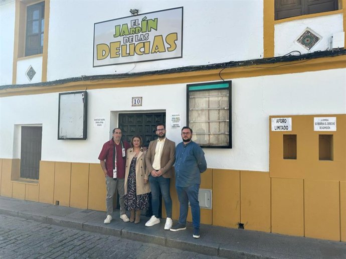 Archivo - Los cuatro ediles de Hacemos Córdoba ante el Cine Delicias, en una imagen de archivo.