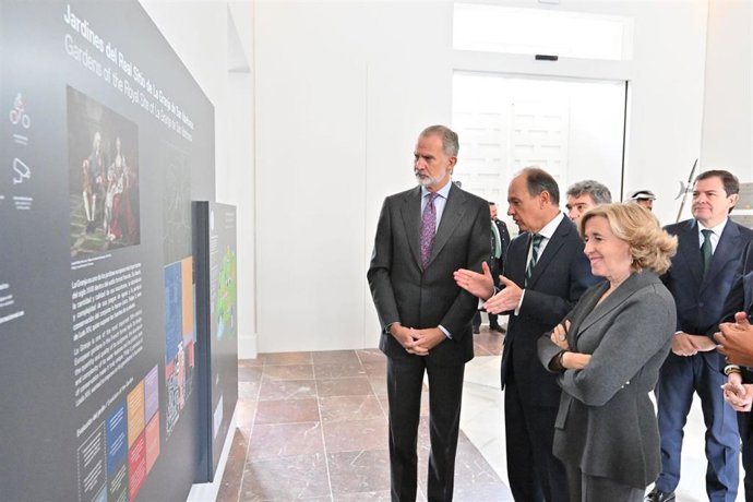 El Rey en su visita al Centro de Interpretaciçon de las Fuentes de La Granja .