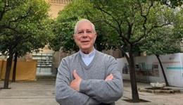 El párroco Eduardo Martín Clemens, en el Patio de los Naranjos de la Catedral, en foto de archivo