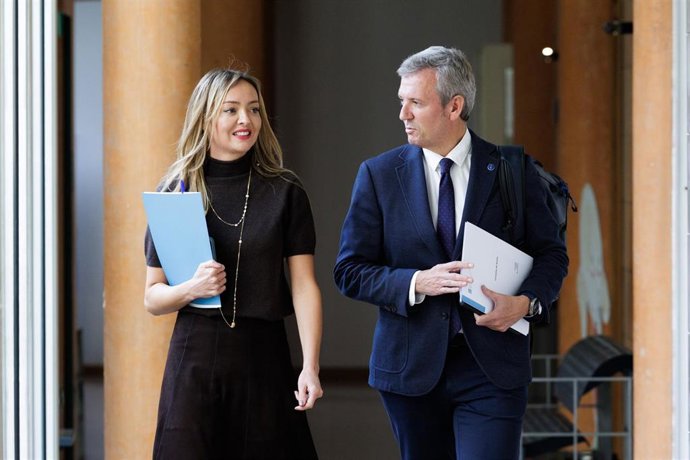 Archivo - El titular del Ejecutivo gallego, Alfonso Rueda, acompañado por la conselleira de Política Social, Fabiola Garcia