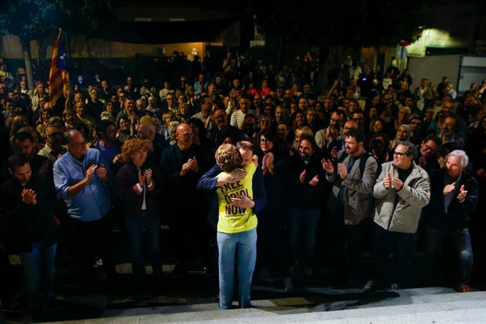 Concentración en la plaza de la Vila de Sant Vicenç dels Horts (Barcelona) para celebrar la aplicación de la amnistía por parte del Tribunal Supremo (TS) a Junqueras y Romeva, además de líderes del 1-O.