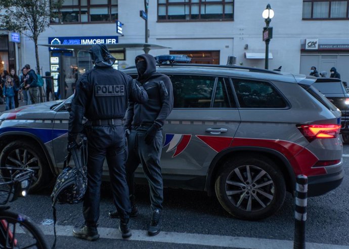 18 de outubro de 2026: Os confrontos em Paris, ocorridos nos dias 17 e 18 de outubro de 2026, foram resultado de uma grande mobilização nacional contra o alto custo de vida, iniciada por um movimento de estudantes do ensino médio e à qual aderiram vários 