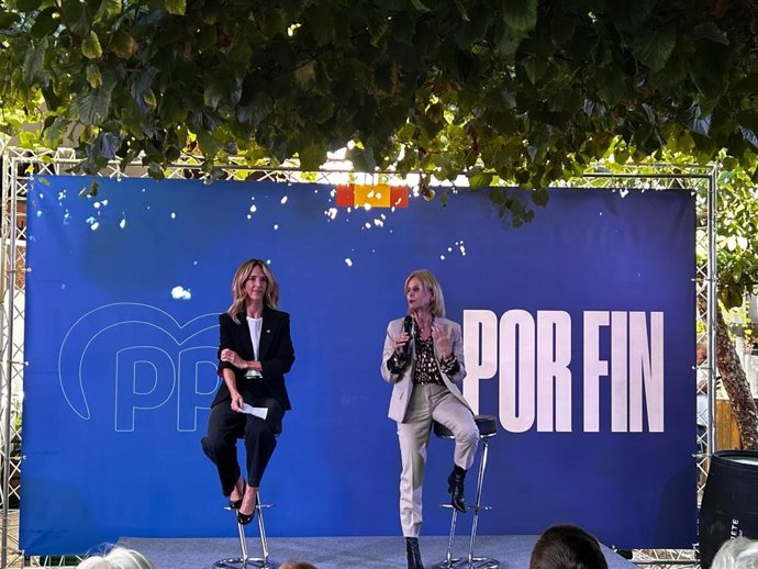 La portavoz adjunta del PP en el Congreso de los Diputados, Cayetana Álvarez de Toledo, junto a la presidenta local del PP de Jerez, María José García-Pelayo, durante el acto con la militancia y representantes de comunidades latinas.