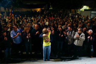 Concentració a la plaça de la Vila de Sant Vicenç dels Horts (Barcelona) per celebrar l'aplicació de l'amnistia per part del Tribunal Suprem (TS) a Junqueras i Romeva, a més de líders de l'1-O.