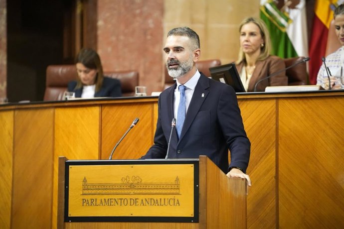 El consejero de Agricultura, Pesca, Agua y Desarrollo Rural, Ramón Fernández-Pacheco, durante su intervención en el Parlamento de Andalucía.