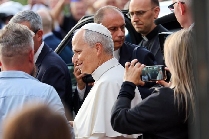 Roma, Gemelli, dimissioni di papa Leone XIV. nella foto:  il papa esce dall'ospedale.        Roma: 17 ott 2026  (Benvenuti/Lapresse)                                                                            Rome, Gemelli, resignation of Pope Leo XIV. In 