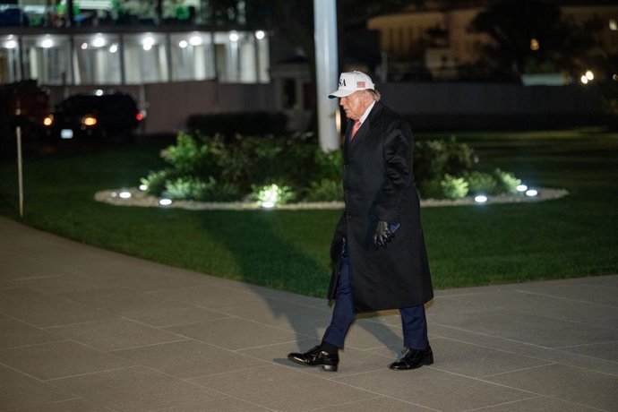 20 October 2026, US, Washington: US President Donald Trump walks into the White House after arriving aboard Marine One following a campaign rally in Greenville. Photo: Andrew Leyden/ZUMA Press Wire/dpa