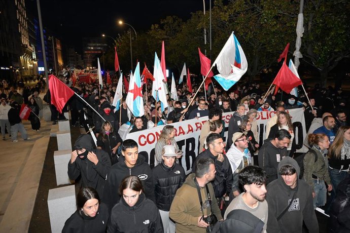 Sobre 2.000 personas se manifiestan contra la represión policial sufrida en los últimos días, a 21 de octubre de 2026, en A Coruña