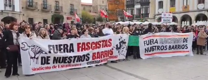 Imagen de las protestas contra el acto de precampaña del presidente de Vox, Santiago Abascal, celebrado este miércoles en Avilés.