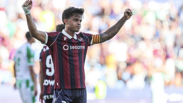 Archivo - El delantero del Levante Roger Brugué celebrando un gol.