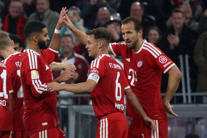 Los jugadores del Bayern Múnich celebran el 2-1 de Harry Kane ante el Arsenal FC en la Champions 26-27