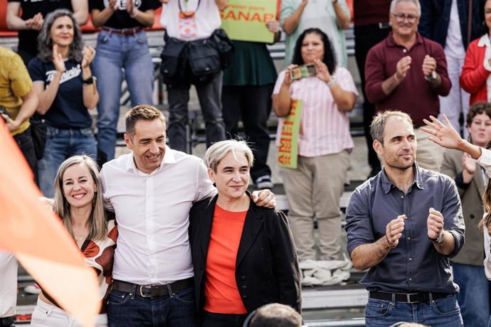 La portavoz de Sumar Verónica Martínez Barbero; el diputado de Más Madrid Emilio Delgado; la exalcaldesa de Barcelona Ada Colau; en el acto de sus candidatura a 29N, en el Auditorio del Parque Lineal del Manzanares, a 17 de octubre de 2026, en Madrid.