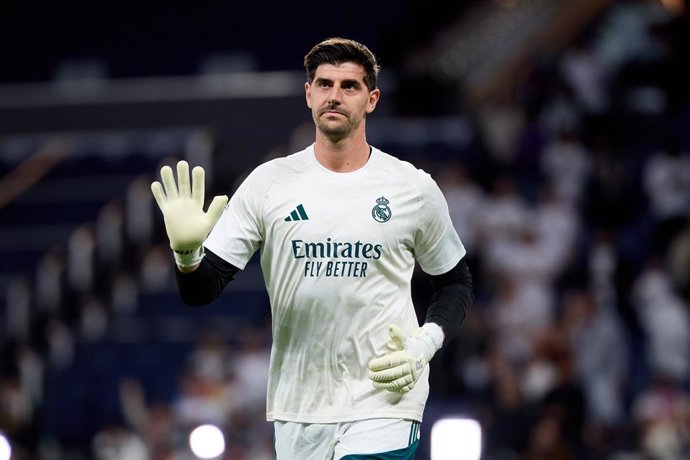 21 de outubro de 2026, Espanha, Madri: O goleiro do Real Madrid, Thibaut Courtois, faz o aquecimento antes do início da partida de futebol da Liga dos Campeões da UEFA entre o Real Madrid CF e o RB Leipzig, no Estádio Santiago Bernabéu. Foto: Ruben Albarr