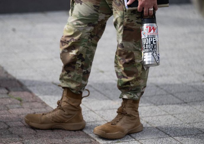 29 September 2026, Hesse, Wiesbaden: "Hope is not a good plan" is written on a US soldier's thermos at the Clay Barracks in Wiesbaden. A large-scale strategic exercise of NATO's "Eastern Flank Deterrence Initiative" (EFDI) is taking place here. This conce