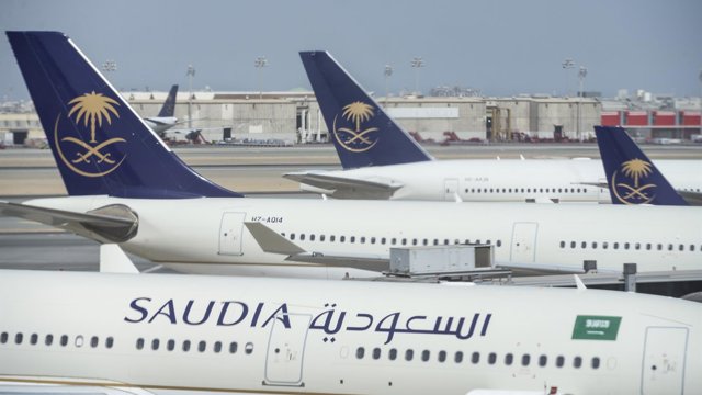 Archivo - Aviones de la aerolínea de bandera de Arabia Saudí en la pista del aeropuerto internacional de Yeda