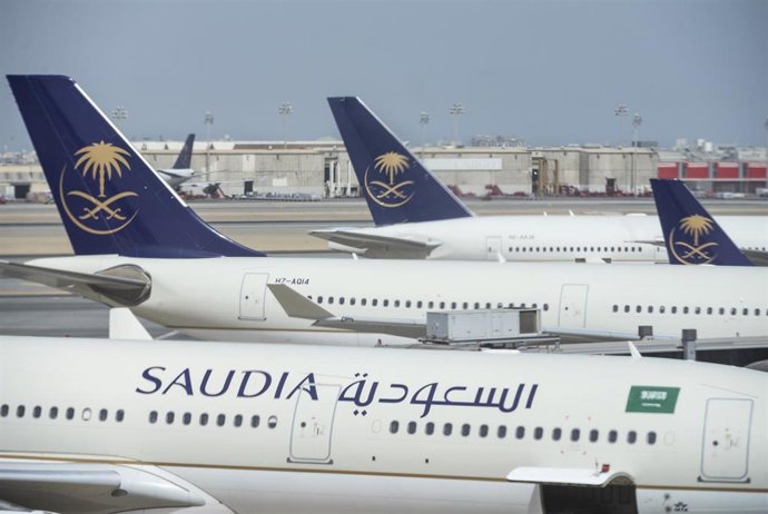 Archivo - Aviones de la aerolínea de bandera de Arabia Saudí en la pista del aeropuerto internacional de Yeda
