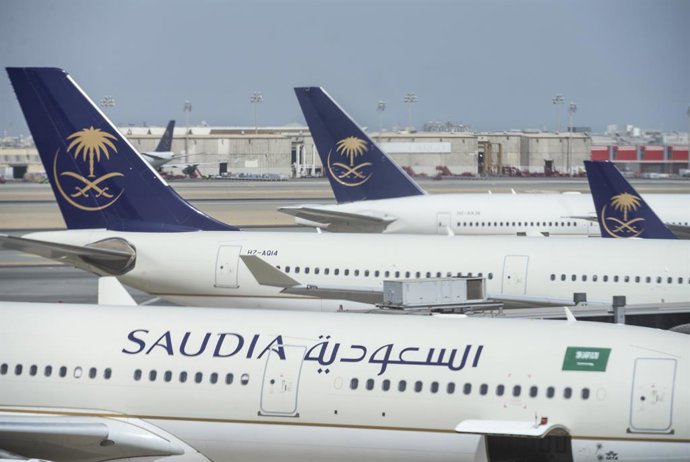 Archivo - May 12, 2022, Jeddah, Saudi Arabia: Flag carrier of Saudi Arabia, Saudi airline, planes are seen at the Jeddah (Yidda) international airport runway.