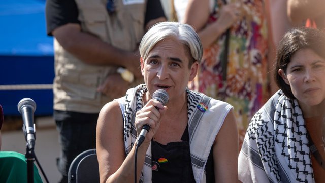 Archivo - La exalcaldesa de Barcelona y candidata a la Presidencia del Gobierno por el Frente Amplio, Ada Colau, interviene durante una rueda de prensa previa a la partida de la "Global Sunat Flotilla" desde el puerto de Barcelona.