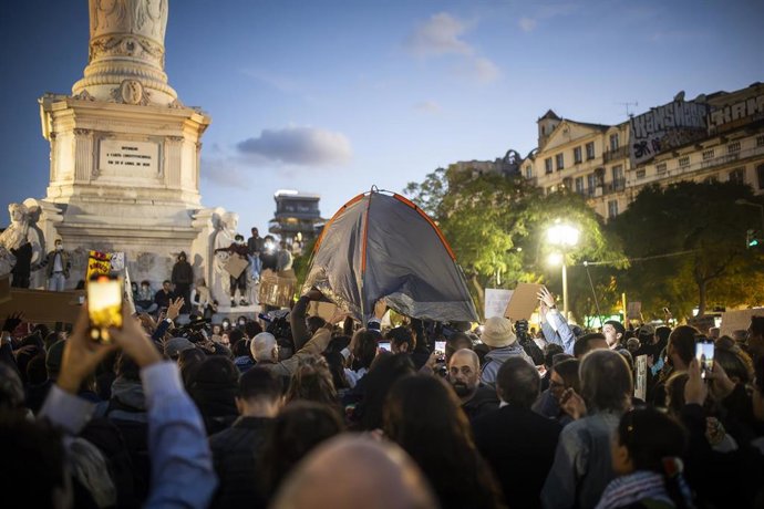 Archivo - Varias personas participan en una manifestación en la Plaza del Rossio, en Lisboa, Portugal.