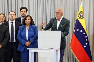 El representante del Gobierno de Venezuela, Jorge Rodríguez, y de la Asamblea Nacional de 2015, Dinorah Figuera, tras finalizar el tercer ciclo de conversaciones para la estabilización y democratización del país.