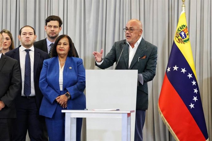 O representante do Governo da Venezuela, Jorge Rodríguez, e da Assembleia Nacional de 2015, Dinorah Figuera, após o término do terceiro ciclo de negociações para a estabilização e democratização do país.