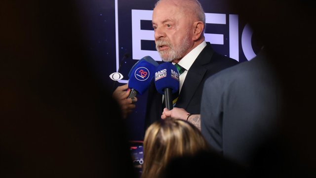 Archivo - El candidato presidencial Luiz Inácio Lula da Silva llega a la sede de TV Bandeirantes, en São Paulo, para participar en el debate presidencial del pasado domingo